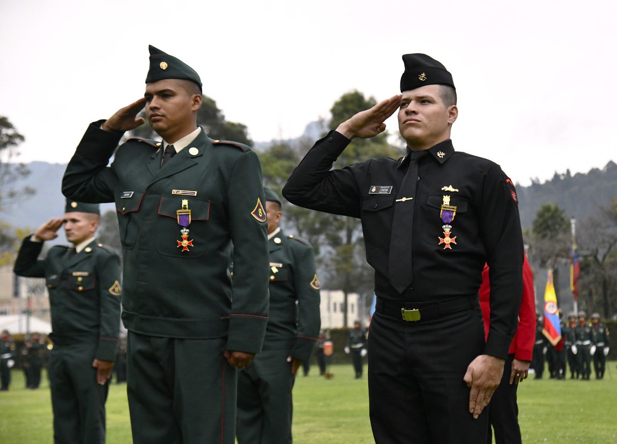 🚨Así se vivió la celebración de los #73Años del Comando de las @FuerzasMilCol. Ceremonia presidida por el Presidente @petrogustavo, en compañía del ministro de Defensa @Ivan_Velasquez_ y la Cúpula Militar. 2024 año de #ElAzulQueNosUne 🌊