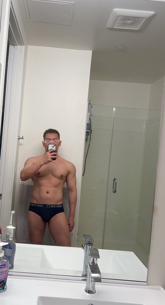 Mtoyoki1's tweet photo. とりあえず+5kg位増やしたけど
やっぱ腹に贅肉が🥺

あと5kg位増やす予定

腹筋無くても抱いてね？！ https://t.co/AGXWU2AHOo
