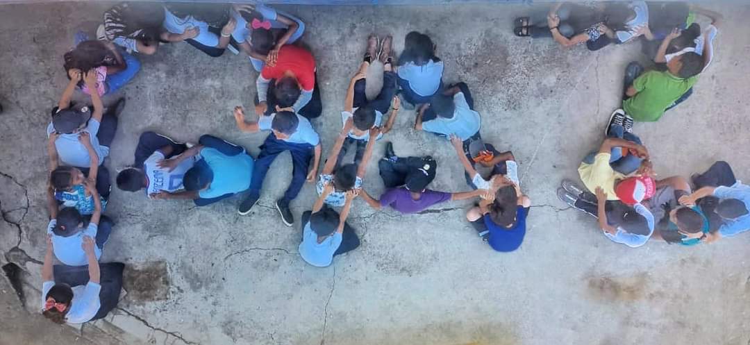 #Nicaragua| Estudiantes de la escuela san Silvestre del Municipio San Juan de Oriente, Masaya 👦👧celebran la paz y victorias educativas. 🕊️🥳🇳🇮

#SomosVictoriasVerdaderas
#SomosPLOMO19