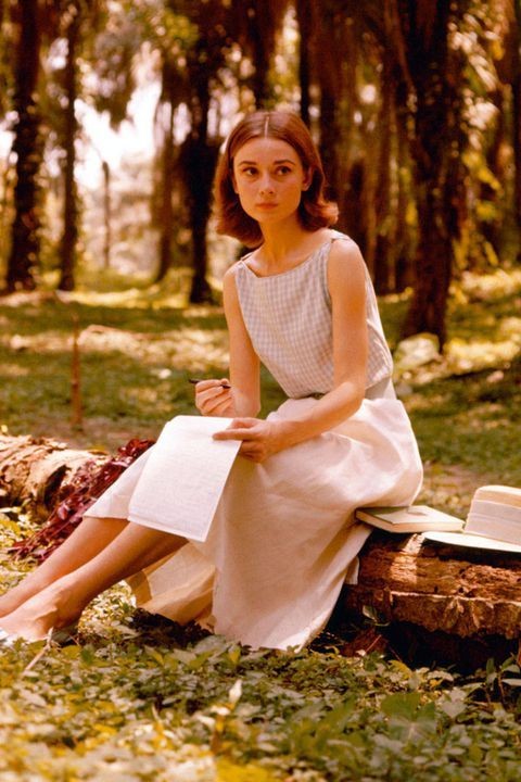 Antunes1's tweet photo. Woman 1950s           |        "Woman" 2023 https://t.co/ygNh370n4Z