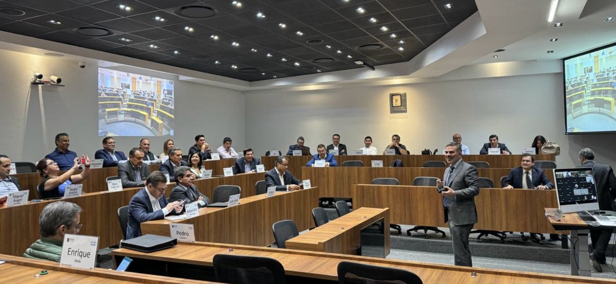 Last week, I had the pleasure and privilege of being in the @ipade Business School classrooms, sharing insights with our clients and partners in the C-Level Experiences program.

#WeAreCisco