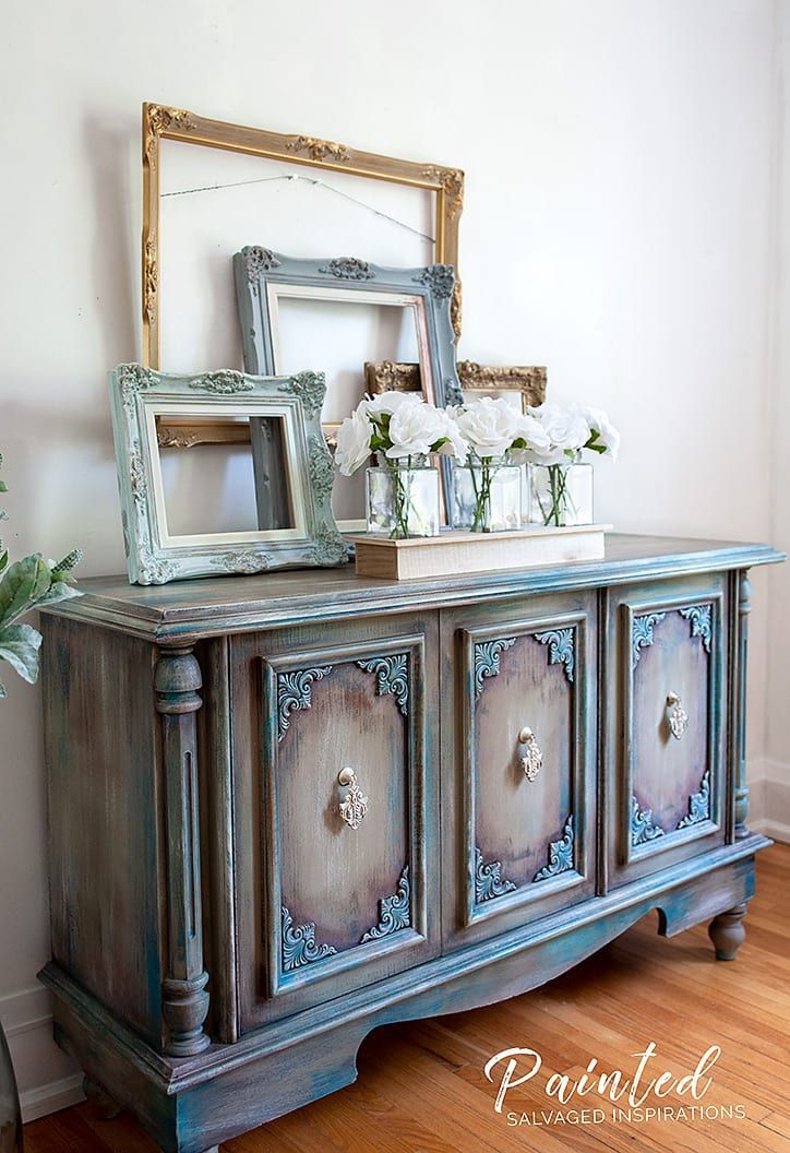 A combination of painting techniques transformed this buffet into an awe-inspiring piece! Learn how I achieved this look right here! 👉  salvagedinspirations.com/furniture-pain… 

#salvagedinspirations #furniture #furniturepainting #furniturewax #paintedfurniture