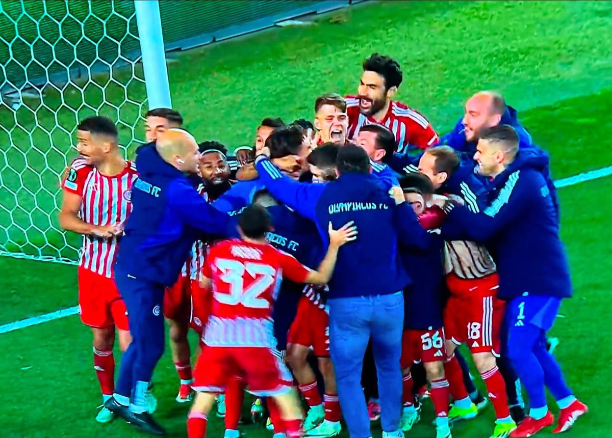 VagelisZe's tweet photo. Γράφοντας ιστορία!
Με ένα όνειρο τρελό!!#OlympiacosFC #FENOLY https://t.co/ksxzN45s1b