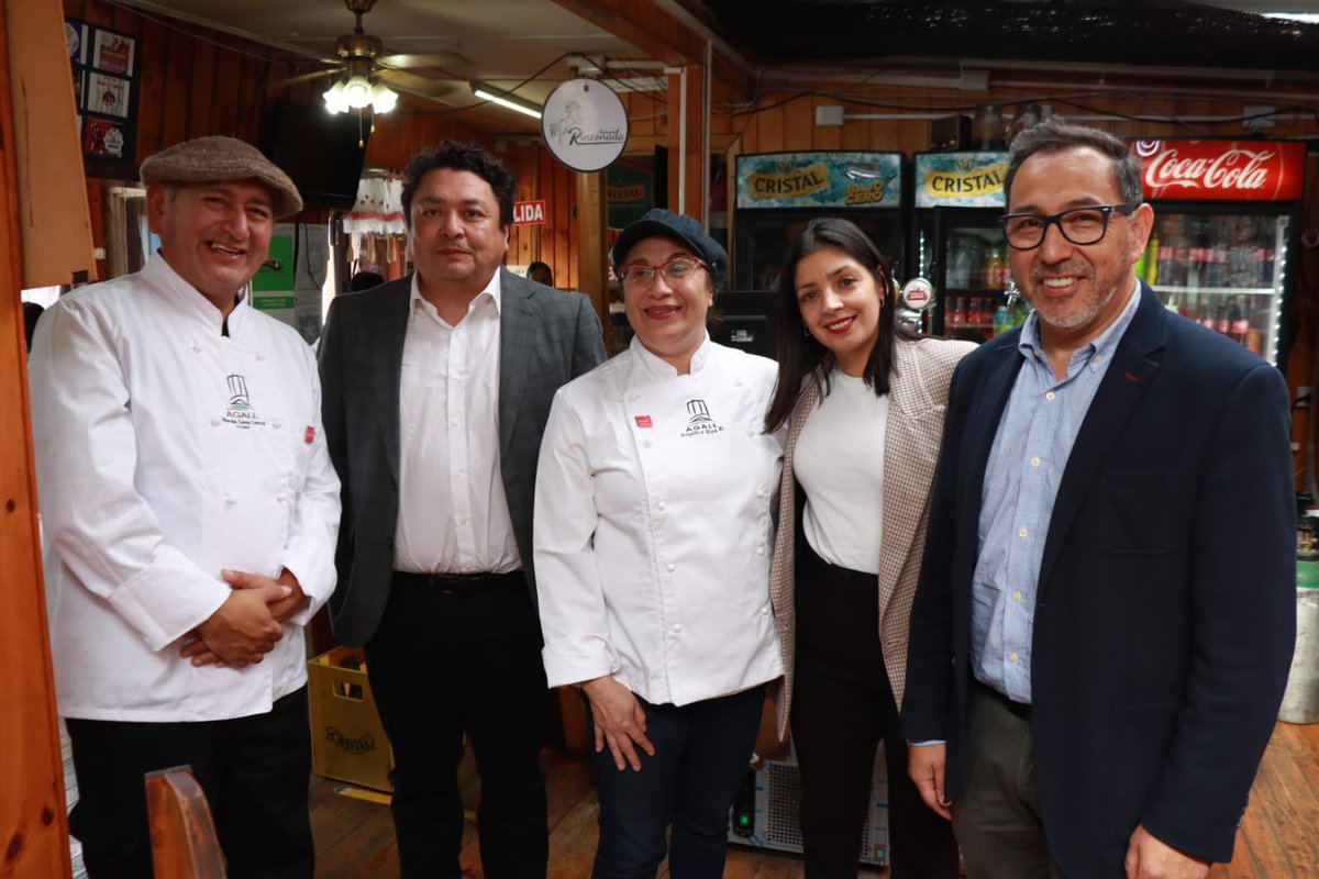SeremieconomiaX's tweet photo. Con cazuela con luche y guatitas picantes el seremi de Economía @lcardenasmayorg, la @DPRLosLagos Giovanna Moreira, @SernaturLagos y #AGALL celebraron el #DíadelaCocinaChilena, en el tradicional restaurant de Puerto Montt “La Rinconada”. https://t.co/5Tn0IGSQaY