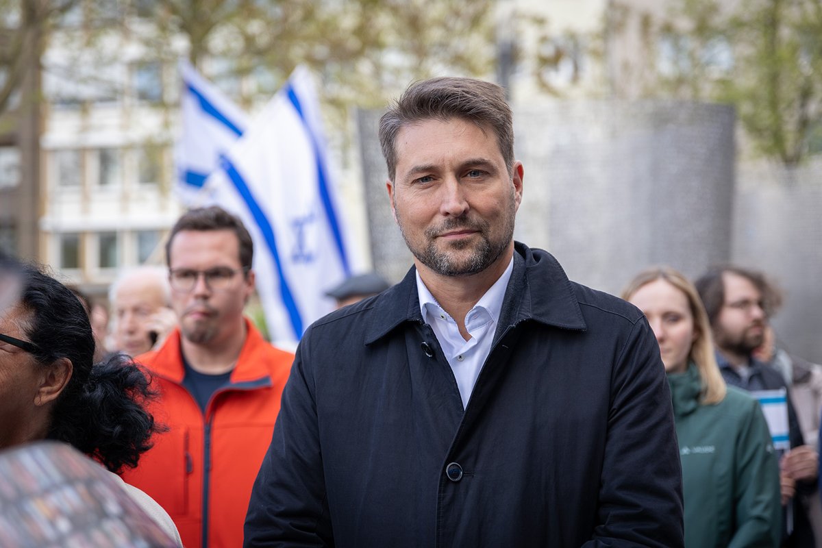 KaiSchwerdt's tweet photo. #Bilddokumentation der #HandsOffIsrael #Kundgebung am 16.04.2024 in #Saarbrücken. Rund 120 Menschen versammelten sich anlässlich der Angriffe des #Iran am Dienstag an der Synagoge um ihre #Solidarität mit #Israel zu bekunden.

https://t.co/BxYUU7OxG7 https://t.co/JCBLU9ahAl