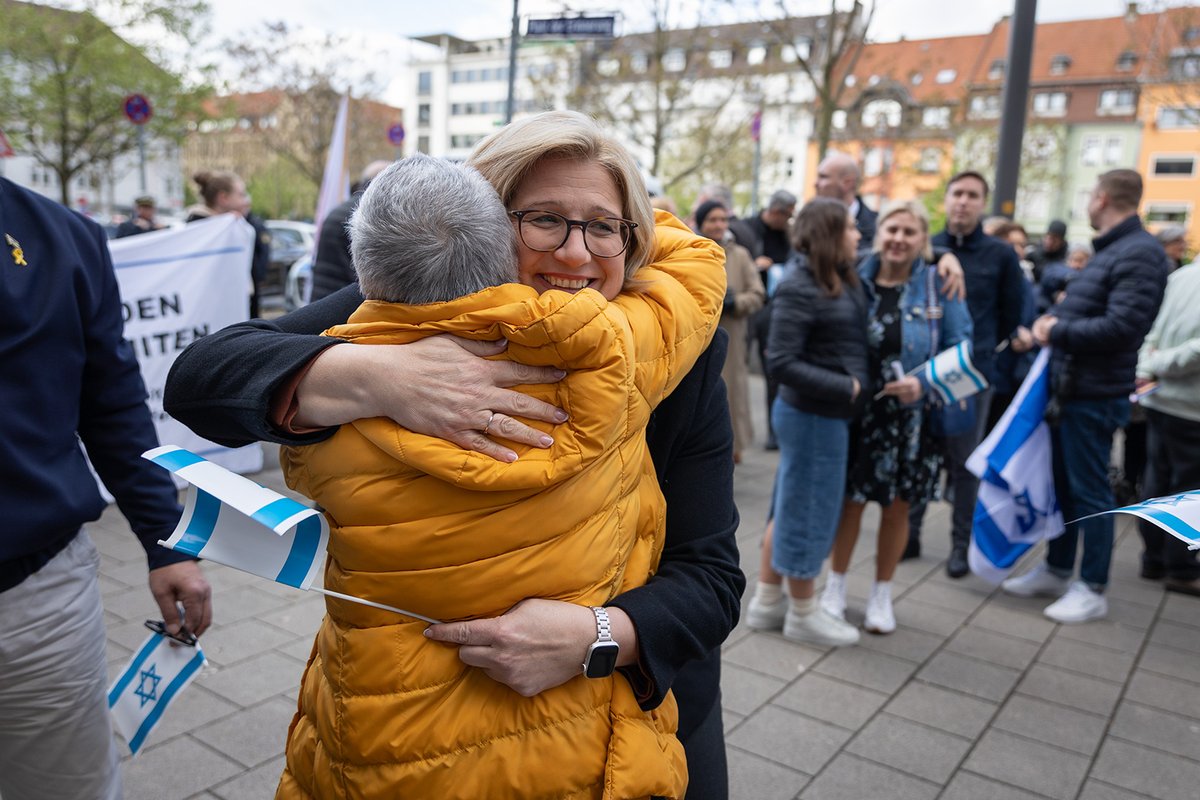 KaiSchwerdt's tweet photo. #Bilddokumentation der #HandsOffIsrael #Kundgebung am 16.04.2024 in #Saarbrücken. Rund 120 Menschen versammelten sich anlässlich der Angriffe des #Iran am Dienstag an der Synagoge um ihre #Solidarität mit #Israel zu bekunden.

https://t.co/BxYUU7OxG7 https://t.co/JCBLU9ahAl