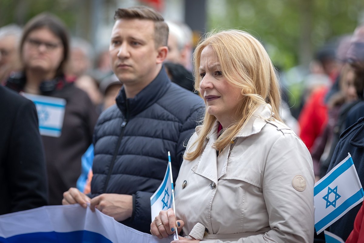 KaiSchwerdt's tweet photo. #Bilddokumentation der #HandsOffIsrael #Kundgebung am 16.04.2024 in #Saarbrücken. Rund 120 Menschen versammelten sich anlässlich der Angriffe des #Iran am Dienstag an der Synagoge um ihre #Solidarität mit #Israel zu bekunden.

https://t.co/BxYUU7OxG7 https://t.co/JCBLU9ahAl