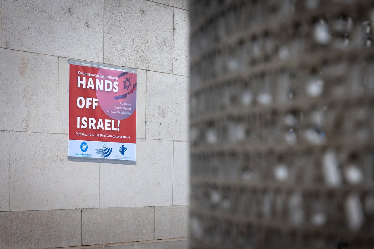 KaiSchwerdt's tweet photo. #Bilddokumentation der #HandsOffIsrael #Kundgebung am 16.04.2024 in #Saarbrücken. Rund 120 Menschen versammelten sich anlässlich der Angriffe des #Iran am Dienstag an der Synagoge um ihre #Solidarität mit #Israel zu bekunden.

https://t.co/BxYUU7OxG7 https://t.co/JCBLU9ahAl