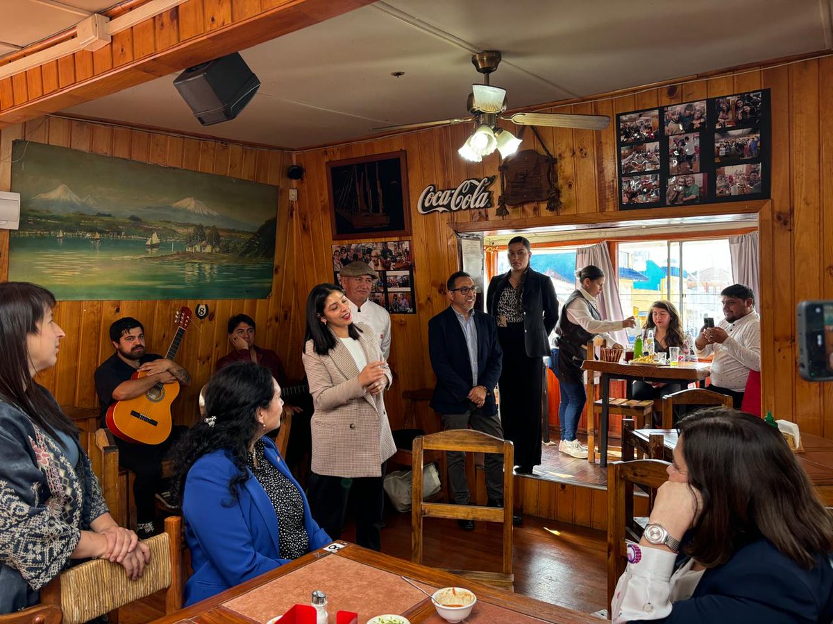 SeremieconomiaX's tweet photo. Con cazuela con luche y guatitas picantes el seremi de Economía @lcardenasmayorg, la @DPRLosLagos Giovanna Moreira, @SernaturLagos y #AGALL celebraron el #DíadelaCocinaChilena, en el tradicional restaurant de Puerto Montt “La Rinconada”. https://t.co/5Tn0IGSQaY