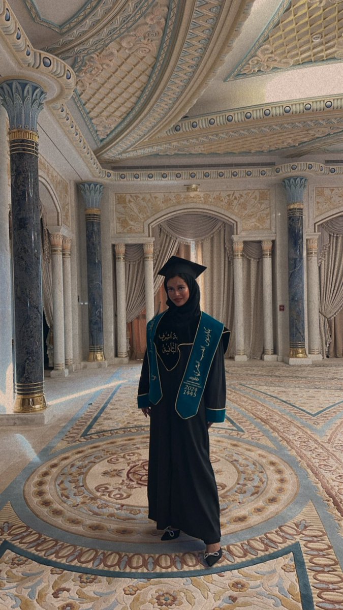 Elafaljehani's tweet photo. الى  الداعم الاول لتحقيق طموحاتي 
امي 
سندي و مصدر اماني 
ابي 
القلوب المحبه المسانده و سبب اعلى طموحاتي 
اخواتي و اخوي 
نصيبي من الله و نور الدرب و الحياه و بهجة الدنيا 
زوجي الدكتور احمد 
اهديكم تخرجي من كلية الطب و الجراحة مع مرتبة الشرف  ♥️ https://t.co/yju4VbSLow