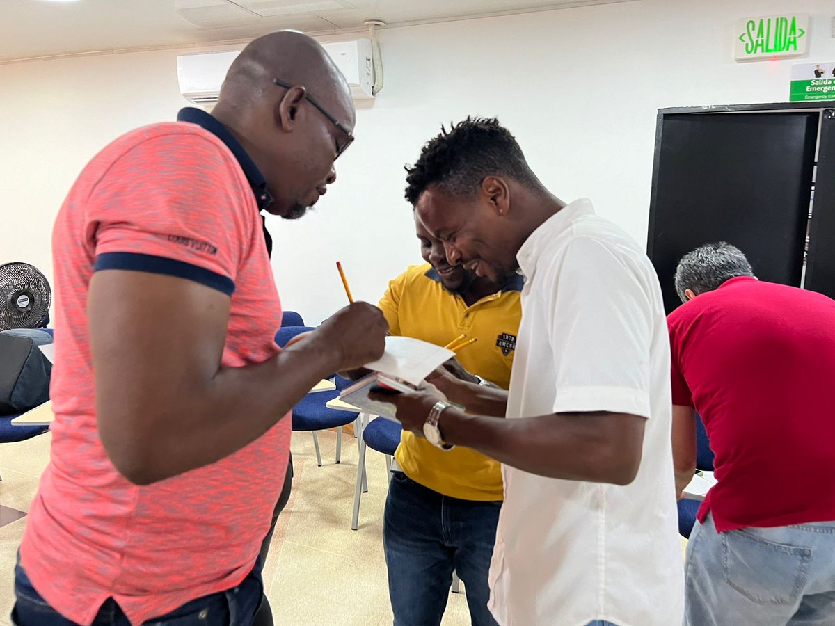 ESAPOficial's tweet photo. #Territoriales | ¡Noticias desde la ESAP #Chocó! En la territorial se realizó un taller de comunicación efectiva, enfocado en fortalecer el ambiente laboral entre  funcionarios y contratistas. Una iniciativa clave para fomentar la colaboración y el trabajo en equipo. 🗣️👌🏽 https://t.co/5DFcNrzLnr
