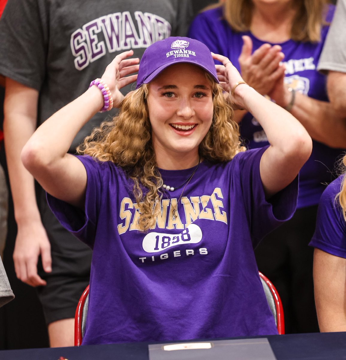 GraceCPotter's tweet photo. It’s Official! Just signed my commitment to play basketball &amp; run track for Sewanee! I can’t wait to join my new teammates on the mountain!! A HUGE THANKS to all my family, teammates &amp; coaches who guided me to this day &amp; those who gave me the opportunity to continue sports I love https://t.co/7J0C1b0ZQh
