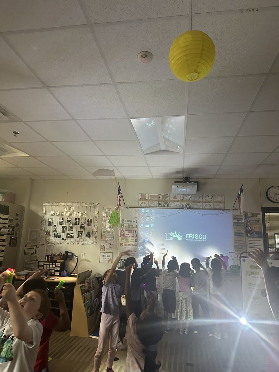 These scientist loved creating shadows as we are learning all about light 🔦 #FISDelevate <a href="/LiscanoElem/">Liscano Elementary School</a>