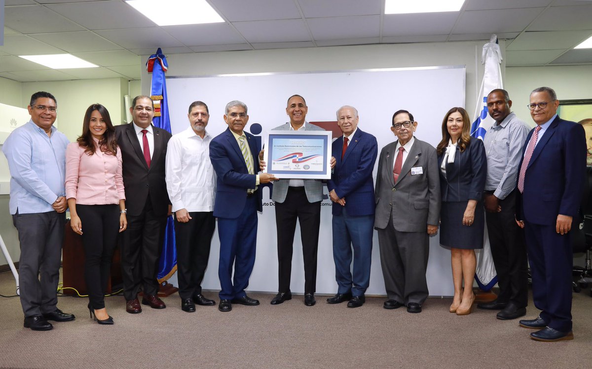 hi8rcd's tweet photo. El Indotel recibe un reconocimiento por la contribución al desarrollo y regulación de las telecomunicaciones en el país, así como por el continuo apoyo a la comunidad nacional de radioaficionados. https://t.co/9RZ6vCHYZI