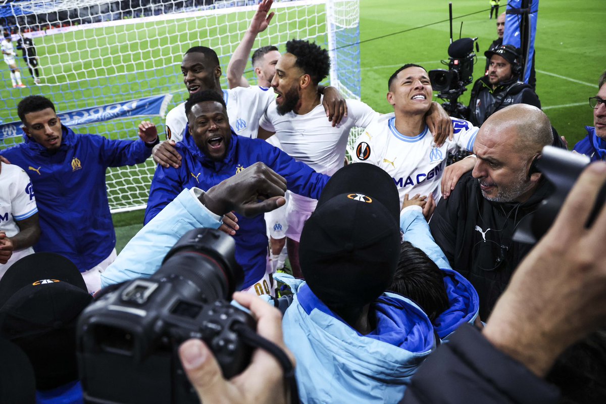 ActuFoot_'s tweet photo. Les Marseillais ont le droit au bonheur. 🤩💙🤍 https://t.co/aePEYR2wxx