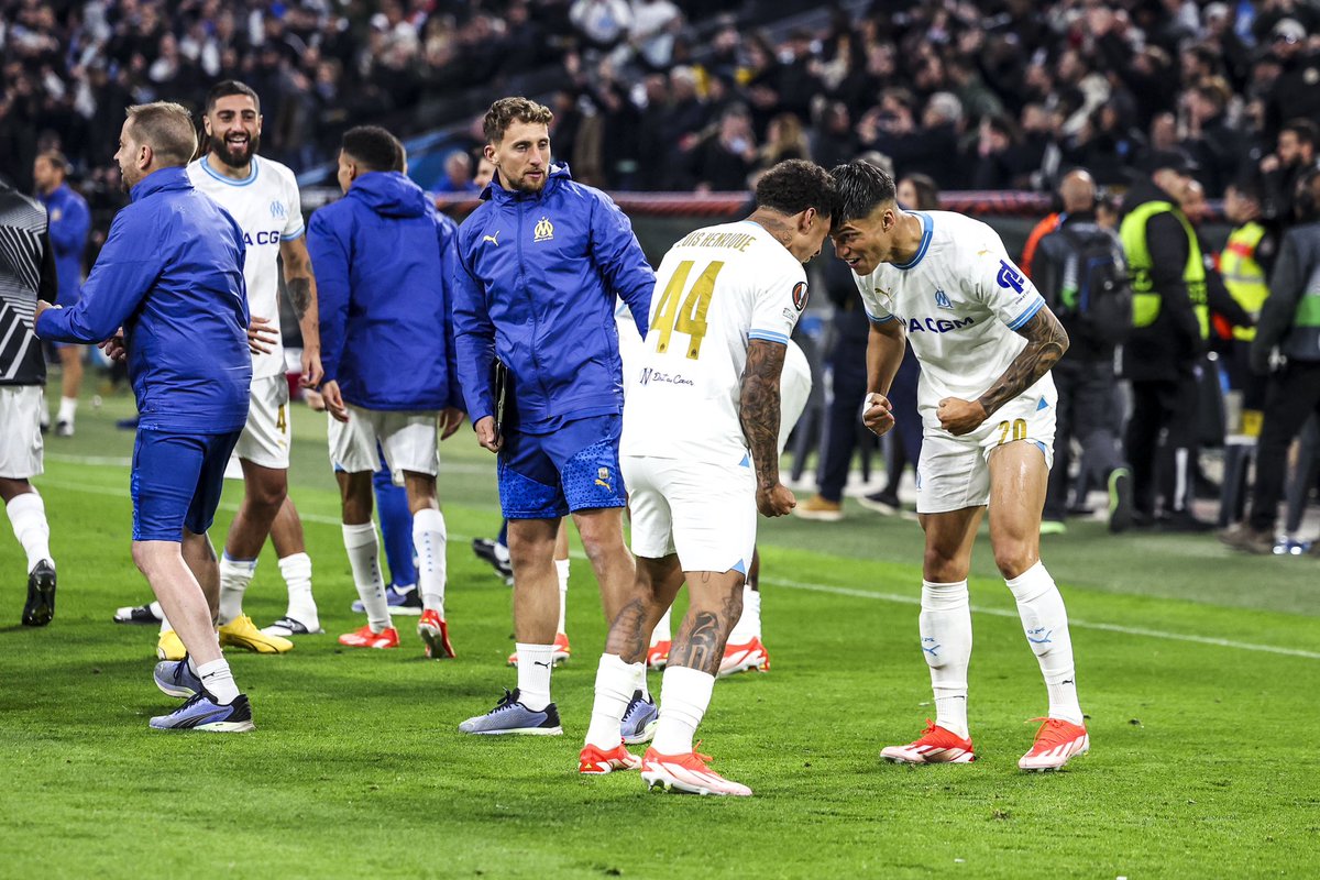 ActuFoot_'s tweet photo. Les Marseillais ont le droit au bonheur. 🤩💙🤍 https://t.co/aePEYR2wxx