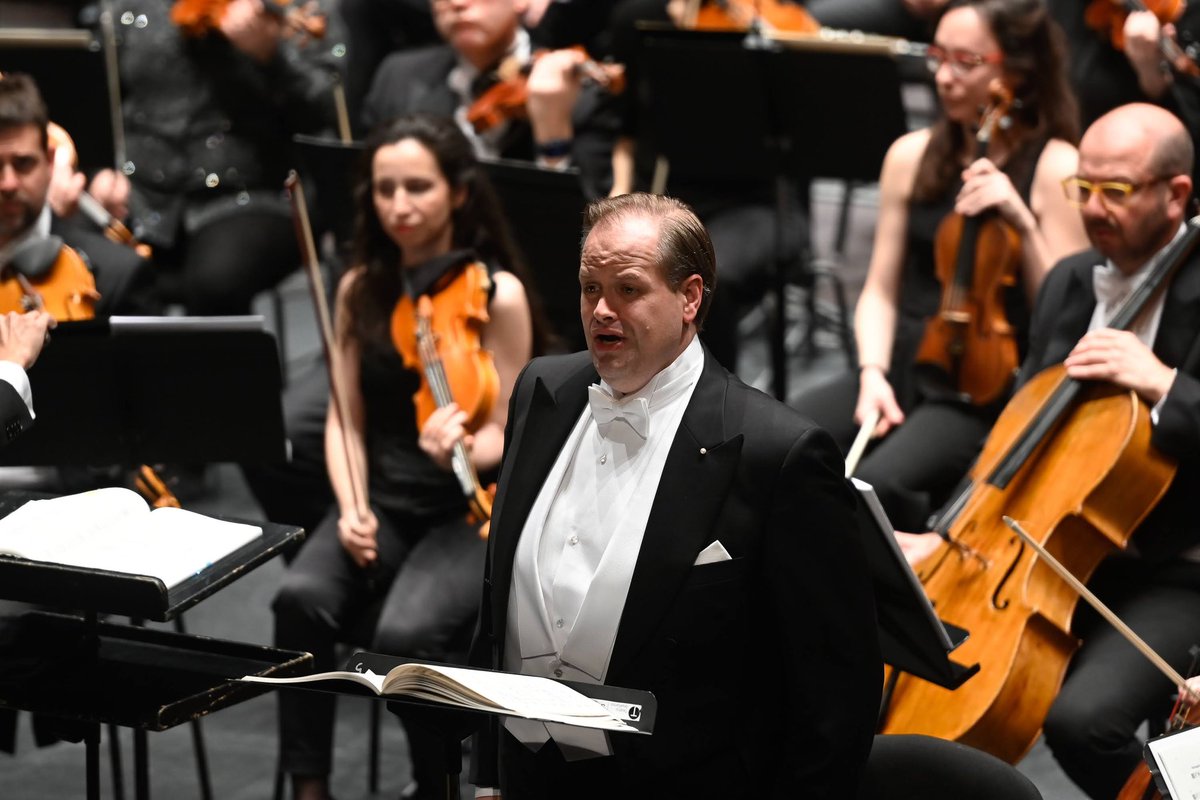 OSPAcom's tweet photo. Una inolvidable cita del #OSPAFest en el @Teatrogijon. Occidente y Oriente unidos por las profundas obras de Mahler y Du Yun del programa East West II. Un placer compartirlo con @BarronFleur y Benjamin Brun bajo la dirección de @nunoconductor. https://t.co/UhGM82o3eL