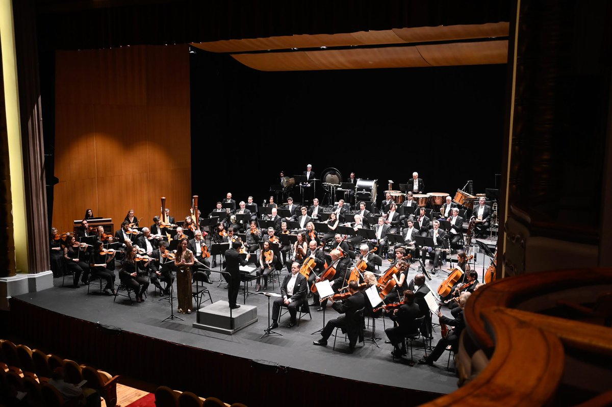 OSPAcom's tweet photo. Una inolvidable cita del #OSPAFest en el @Teatrogijon. Occidente y Oriente unidos por las profundas obras de Mahler y Du Yun del programa East West II. Un placer compartirlo con @BarronFleur y Benjamin Brun bajo la dirección de @nunoconductor. https://t.co/UhGM82o3eL