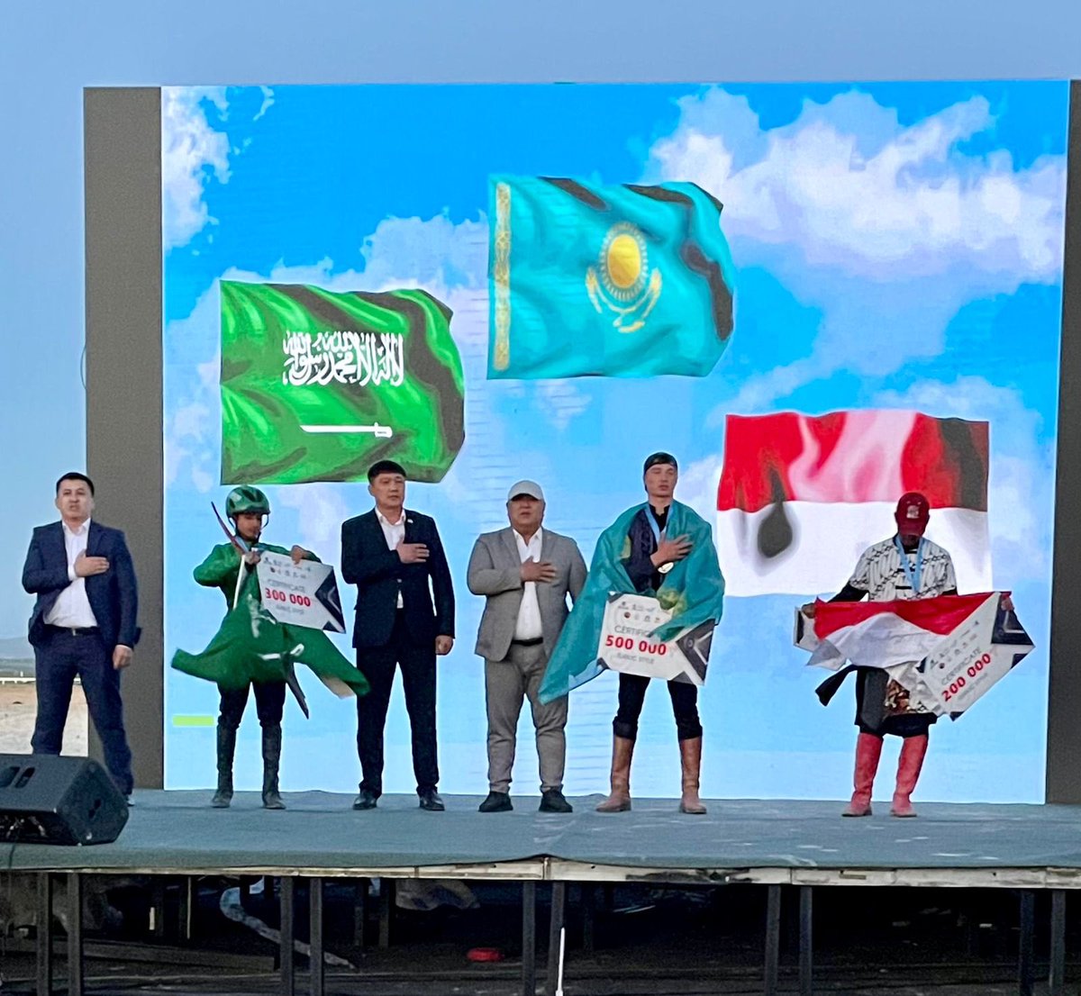 AbdullahFAlsaud's tweet photo. أبطالنا الفرسان هشام التميمي، بدر التميمي، وراكان المبارك، كنتم جديرون بثقتنا بكم في رفع راية بلادكم وتحقيق ثلاث ميداليات ذهبية وميدالية فضية في البطولة الآسيوية للرماية من على ظهر الخيل، أبارك لكم هذا الإنجاز 🇸🇦 https://t.co/TBnk4yre4M