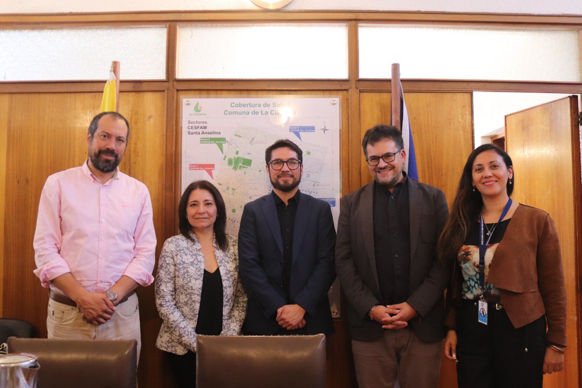 Sostuvimos una reunión con el alcalde de @Muni_LaCisterna, @joelcisternino, y con la jefa del DEM de esa comuna, Jimena Jiménez, para analizar temas del traspaso de los colegios hacia nuestro SLEP y ver la factibilidad de firmar un convenio de colaboración mutuo👍