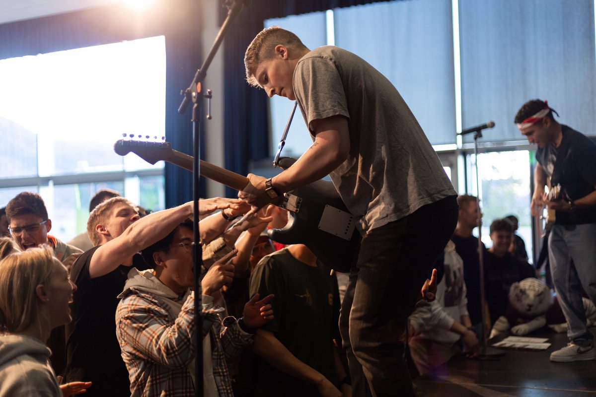 🎸🎶 𝘽𝘼𝙏𝙏𝙇𝙀 𝙊𝙁 𝙏𝙃𝙀 𝘽𝘼𝙉𝘿𝙎 🥁🎙️

Three bands came and gave it their all, only one left victorious. Congratulations to 'Kenny's Dawgs' 🐶 on winning the #BattleoftheBands! 

It was a great night filled with good music and great vibes!

#usafa #leadersofcharacter