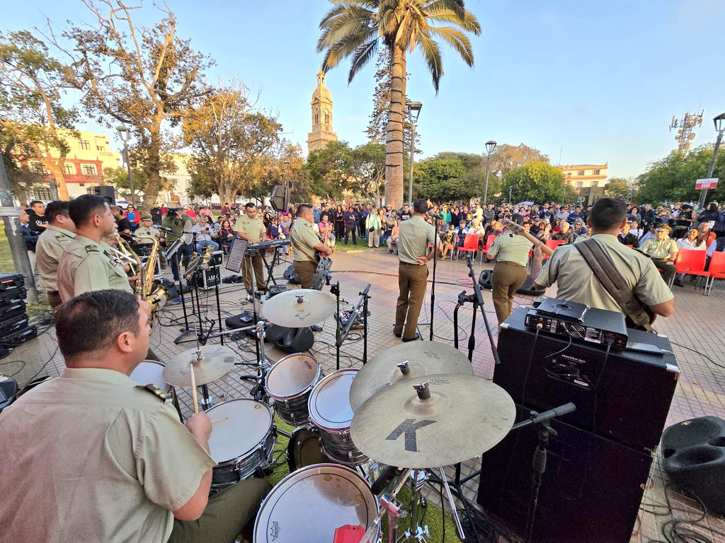 A esta hora, la Small Band de nuestro Orfeón Nacional se presenta ante cientos de vecinos de #LaSerena, entregando cultura, música y entretención a quienes se encuentran en la Plaza de Armas de la ciudad.