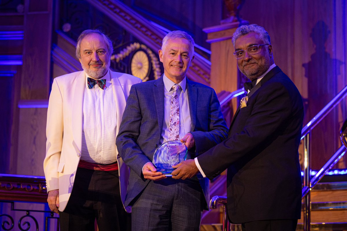 Michael Peake and @DrSanjayPopat present @DRBLUNGS with the BTOG 2024 Lifetime Achievement Award #BTOG24 #LCSM