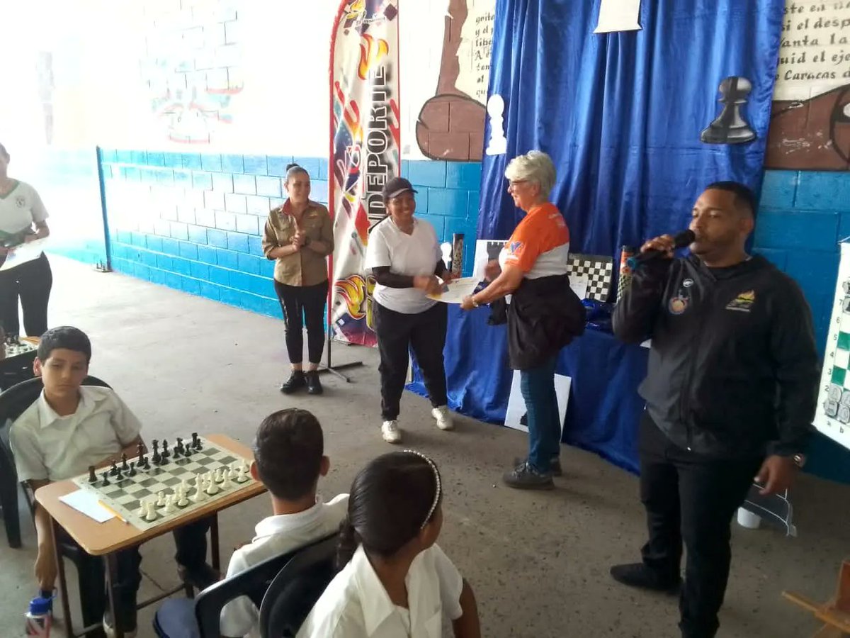 CVGFundeporte's tweet photo. Con gran exito se realizó Máster Class de Ajedrez donde participaron niños y niñas en edades comprendidas de 9 a 11 años, donde aprendieron todo lo relacionado al inicio del ajedrez, movimiento de piezas, Jaque mate, entre otros. https://t.co/7GFTXNr2Fw