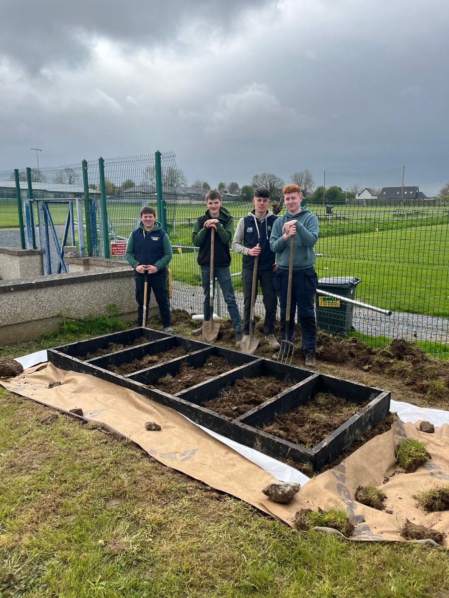 Well done to our @ColDunIascaigh Transition Year students who spent Wednesday's digging out and preparing the area for Agricultural Science. @TipperaryETB