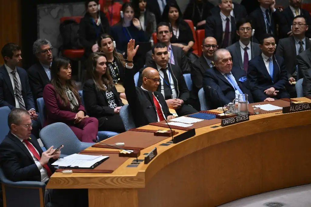 Injustificable nuevo veto de EEUU en Consejo de Seguridad que impide ingreso a @ONU_es de Palestina como Estado Miembro es una evidencia más de su complicidad con ocupación militar y genocidio de Israel contra el pueblo palestino. #FreePalestine (1/2)