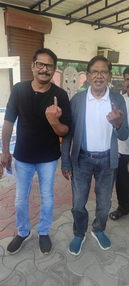 'Iyakkunar Imayam' #Bharathiraja & his son #ManojBharathiraja casted their votes!

#LokSabhaElections2024 #LokSabhaElections