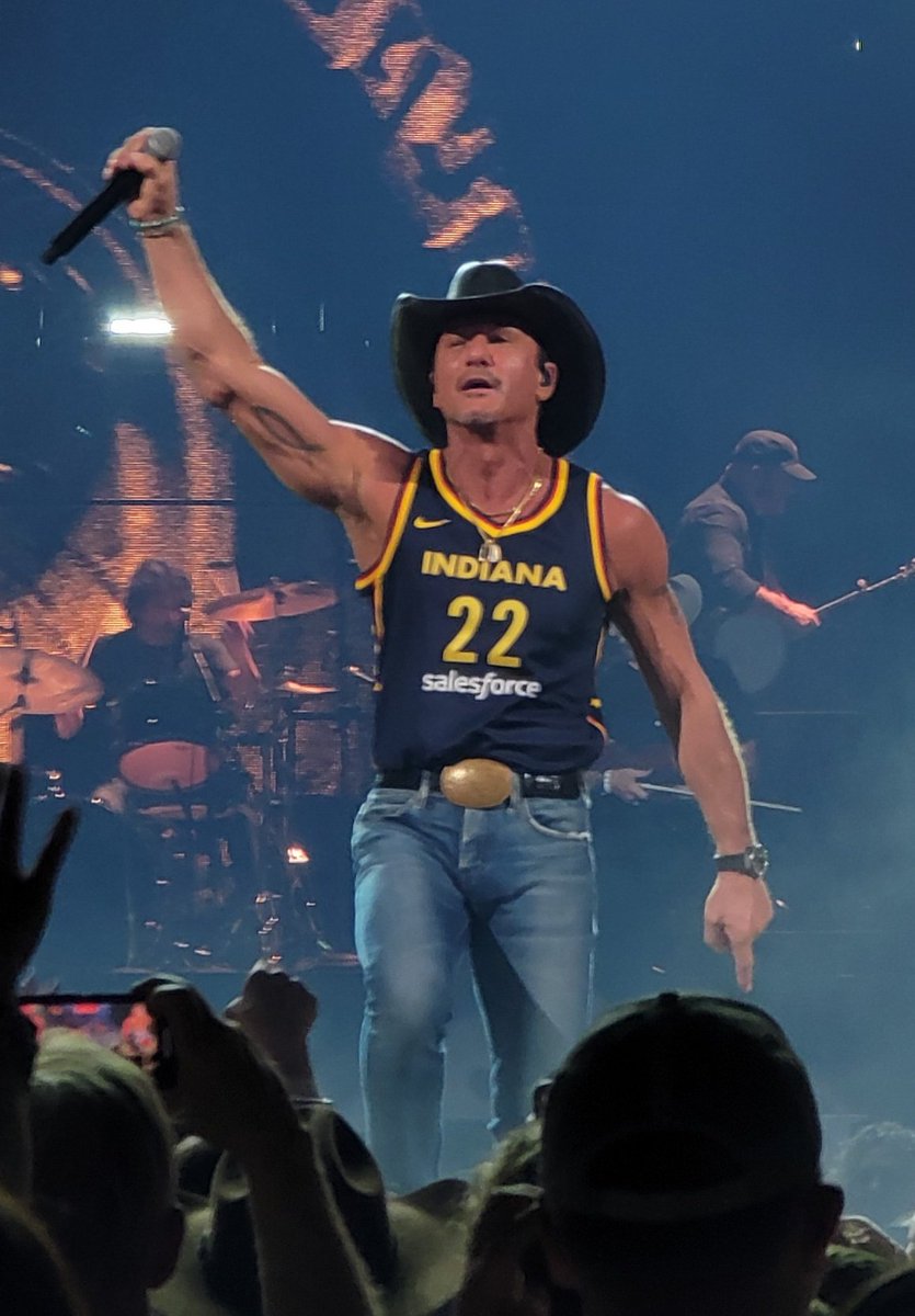 Tim McGraw rocked the Caitlin Clark jersey at his concert tonight 🔥 (via @AVOND76)