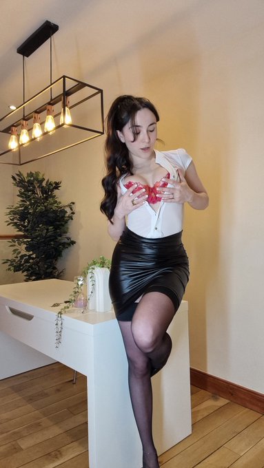 Left or right? 😝 https://t.co/IAdhsmp9r0