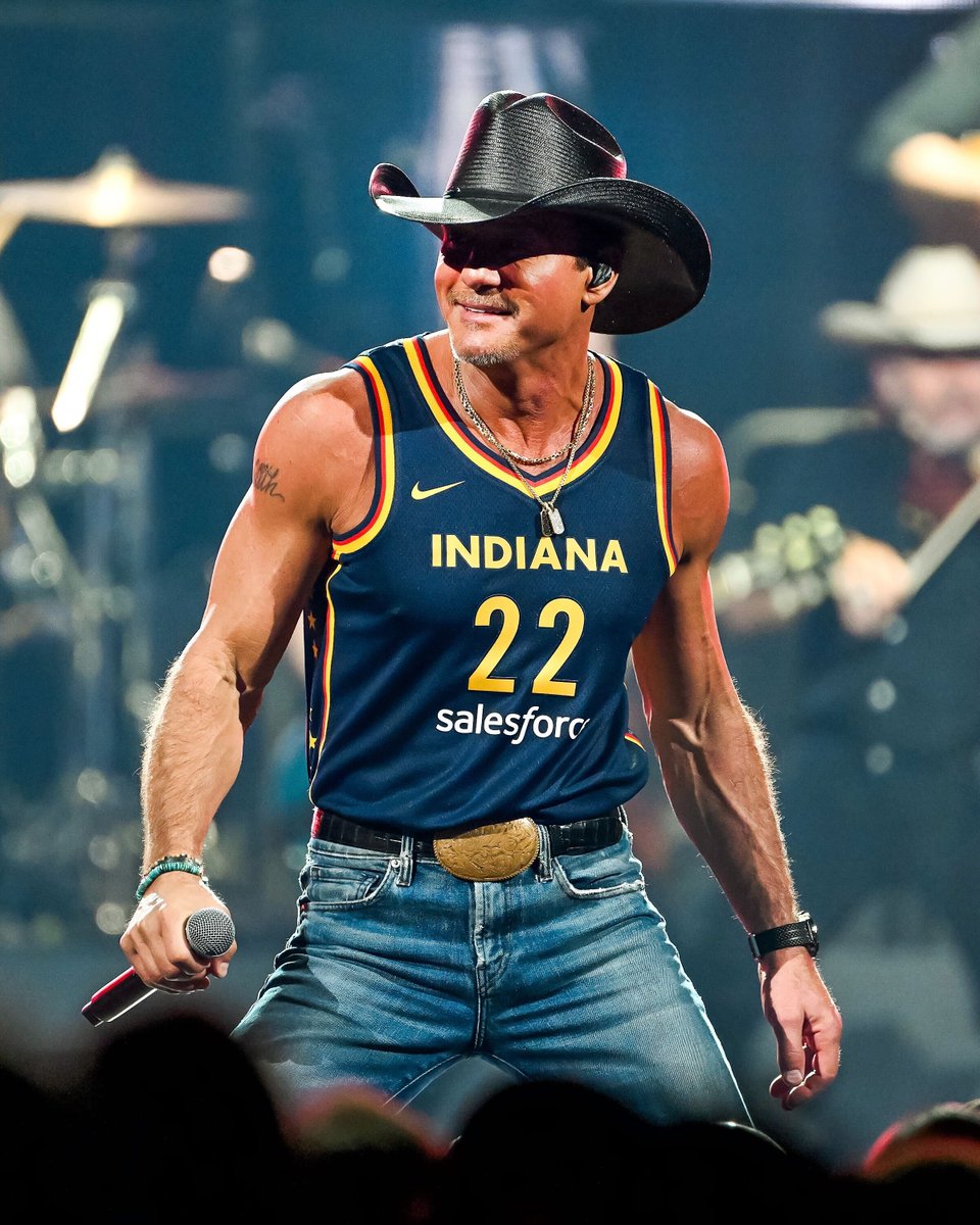 🤠 @TheTimMcGraw rocked a Caitlin Clark jersey for his sold out concert at @GainbridgeFH.