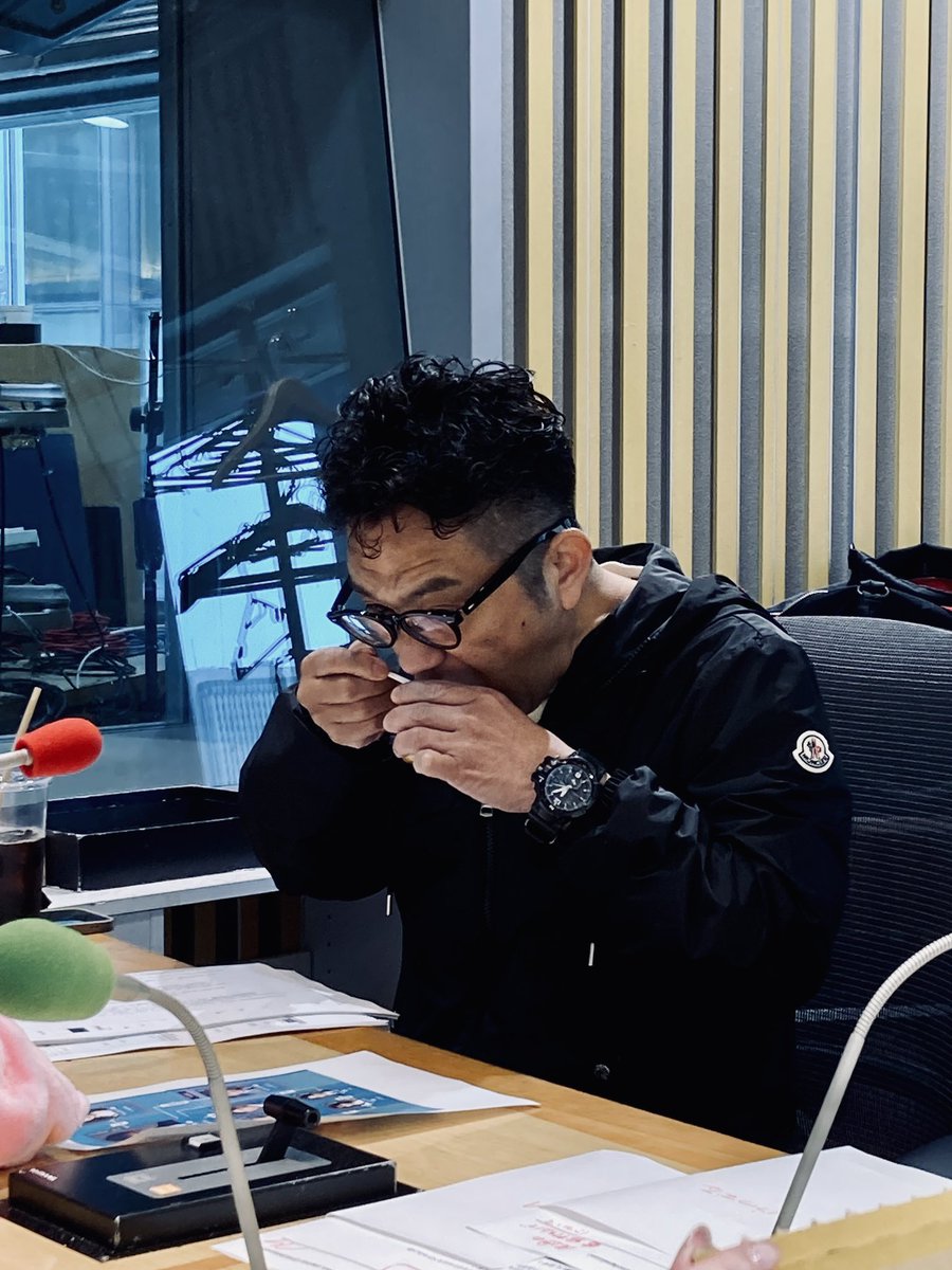 ngk_radioshow's tweet photo. このあと1時から生放送！
#中川家ラジオショー

剛さんは千疋屋のゼリーを見つけ
我慢できずに歩きながら食べてました🍊

牛丼のようにかきこんでいます（笑）

気合い十分で天海祐希さんをお迎え！

radikoはこちら
https://t.co/kkM8nNkMfu

メールはngk@1242.comまで https://t.co/KWvR1cvTbo