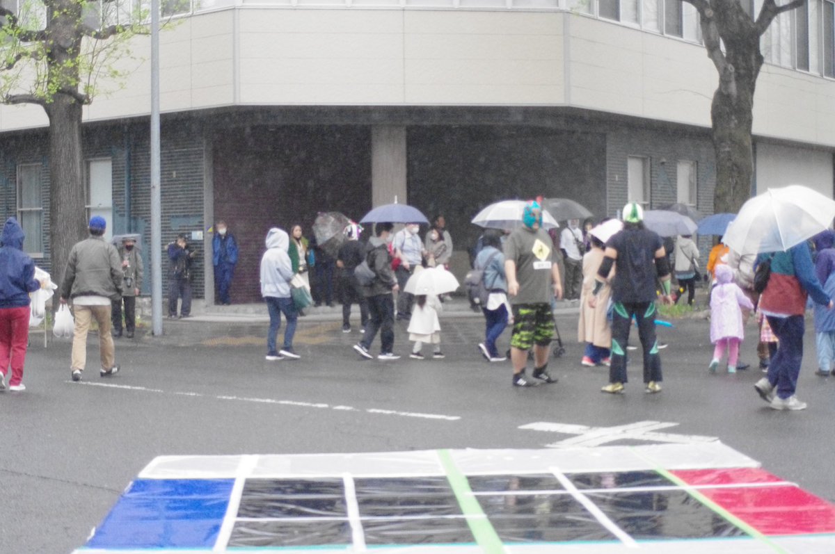 明日はーー晴れじゃーー！！！！！！
明日の「卸町ふれあい市ストリートプロレス」モンスター級の雨男がいますが今年はマットをみんなで担いで雨の中移動することは無さそうです☀️
会場はサンフェスタ裏のふれあい広場、ステージイベントのとこです💪✨
13時からお待ちしてます！！