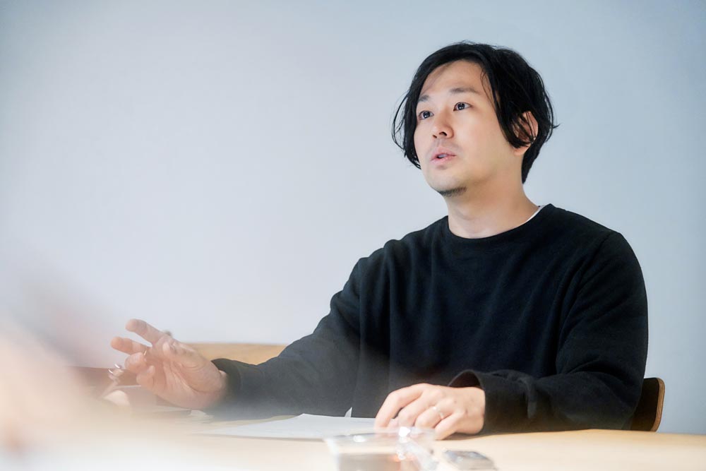SHOOTING_MAG's tweet photo. shuntaro（bird and insect）インタビューを公開！

スチルからムービー、ブツ撮りからドローンまで、まさに社名を体現しているbird。

フォトグラファー、イメージディレクター、CEOでもあるシュンタロウ氏に取材。これからのCGやAI生成をどう捉えるかも伺いました。

https://t.co/7Os0t1zN8X https://t.co/8PWbeygXRO