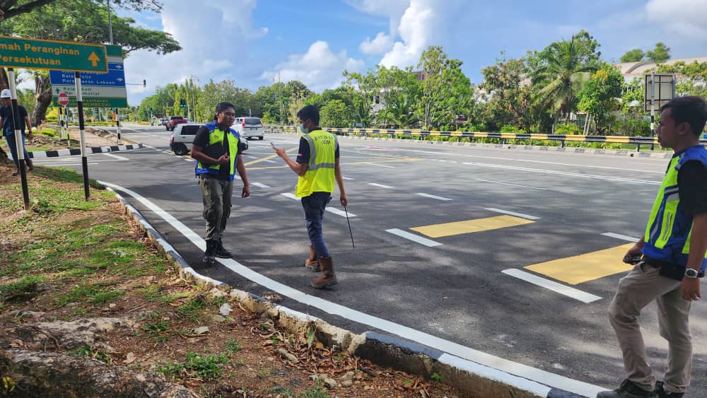 Lawatan Pemeriksaan Bersama Bah. Jalan JKR WP Labuan Dengan Pihak Utiliti Untuk  Kerja-kerja Pembaikan Dan Naik Taraf Longkang Laluan Persekutuan.