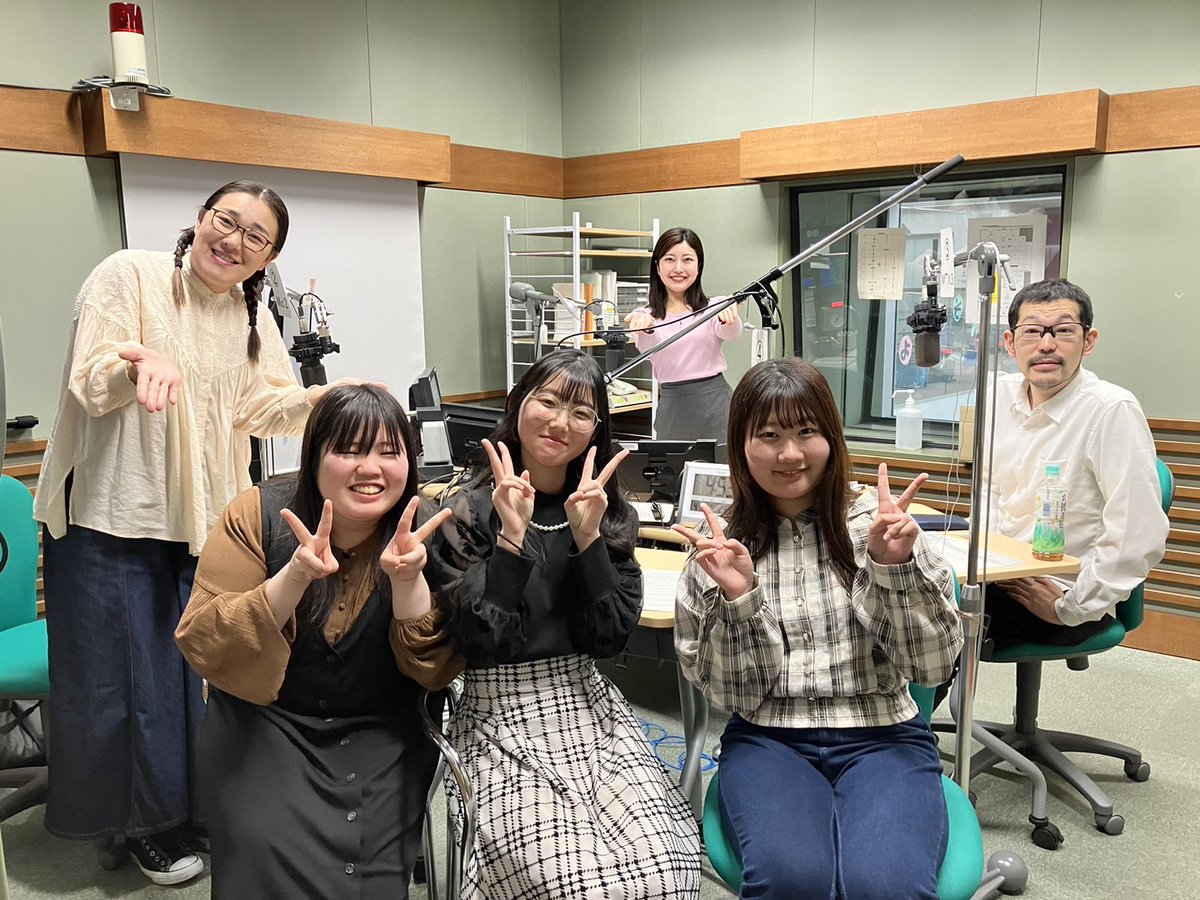 maple_call's tweet photo. 4/18(木)放送ラジオ番組 📻
#NHK福島「ふくどん！」
メープルレディースの3名が出演&amp;コーナ「レッツゴーキャンパス」でメープルレディースの活動や学校の魅力をたくさん語ってきました🍀
NHKラジオらじる★らじ���で4/26(金)まで聞くことが出来ます👂👂
是非お聴き下さい☺️
#NHKふくどん  #ラジオ出演 https://t.co/qEnFLYdfeR