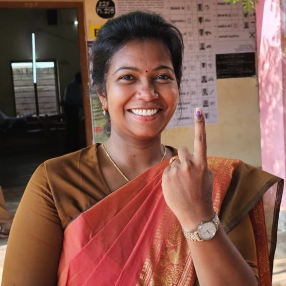 jennifer_ntk's tweet photo. ஒற்றையால்விளை அரசு உயர்நிலைப்பள்ளி வாக்குச்சாவடியில் எனது சனநாயக கடமையான வாக்கினை செலுத்தினேன். அனைவரும் தவறாமல் உங்கள் வாக்குகளை பதிவு செய்யுங்கள். #Election2024 #LokSabhaElection2024 https://t.co/CXunYOvREe