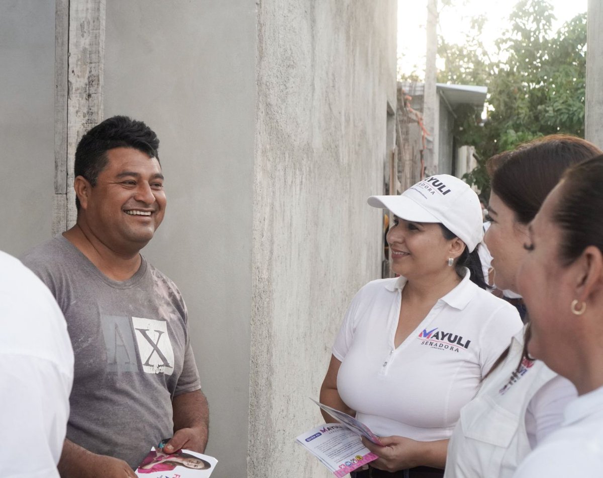 MayuliMtzSimon's tweet photo. 💪🏼💙 ¡Un gran día en #PuertoMorelos! Junto a @alvearp_mf, candidata a presidenta municipal, recorrimos las calles de este hermoso Pueblo Mágico, saludando a los portomorelenses y escuchando todas sus necesidades. Seguimos adelante, ¡con Fuerza y Corazón! https://t.co/OwAMi8dMab