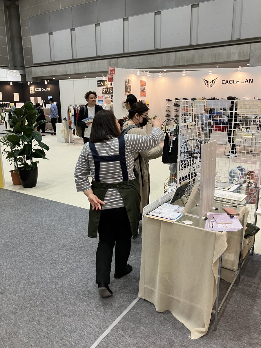 HATSUMEIMARKET's tweet photo. 【マグネットアーチハンガー】
〜手洗いを応援する秒干しハンガー〜
4/17〜19日の3日間、 #東京ビックサイト 西ホールで『#ファッションワールド東京』を開催中です✨ブース出展しております！お近くにお寄りの際には、お気軽にお立ち寄り下さい🍀by加勢
#マグネットアーチハンガー 
#ハンガー https://t.co/RQmXoEf7my