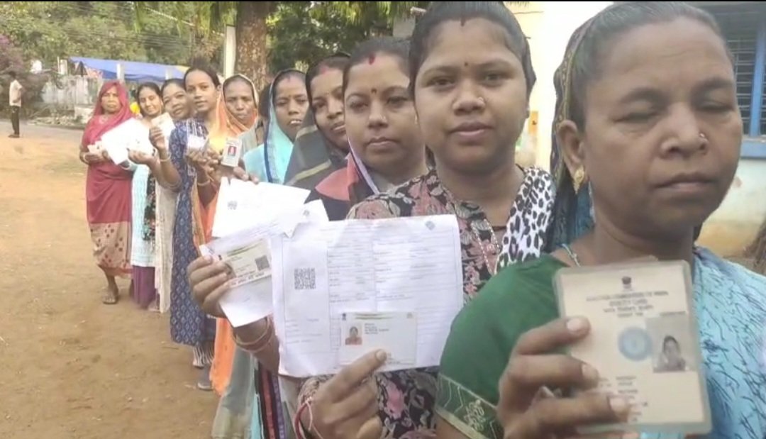 Ejaz Kaiser (@kaiserejaz) on Twitter photo #LokSabhaElection2024 : Voting in Maoist-affected Bastar seat begins at 7 am, voters queue-up enthusiastically at polling booths since morning <a href="/NewIndianXpress/">The New Indian Express</a> <a href="/santwana99/">santwanabhattacharya</a> <a href="/Shahid_Faridi_/">Shahid Faridi</a> #LokSabhaElection2024 : Voting in Maoist-affected Bastar seat begins at 7 am, voters queue-up enthusiastically at polling booths since morning <a href="/NewIndianXpress/">The New Indian Express</a> <a href="/santwana99/">santwanabhattacharya</a> <a href="/Shahid_Faridi_/">Shahid Faridi</a>