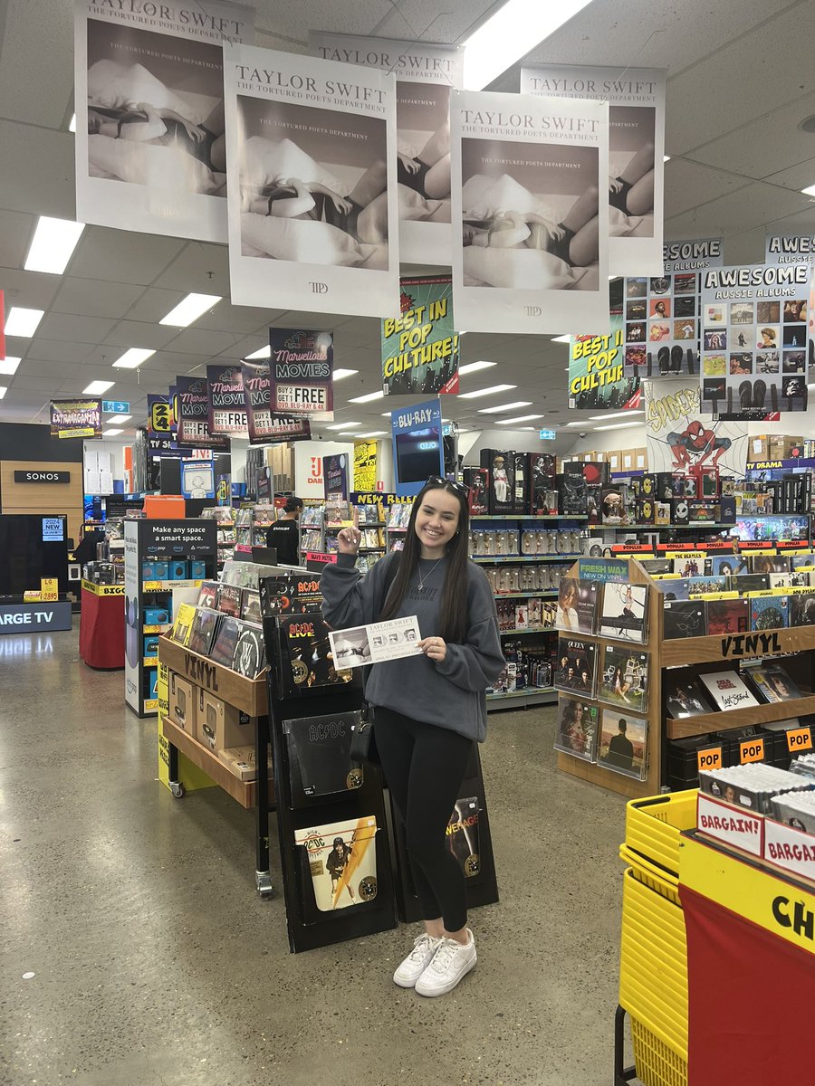 imreadyforittay's tweet photo. I’m here at waiting!!! 40 minutes!!! 🤍 
#TSTTPD  #TTPDBoardMeeting #THETORTUEDPOETSDEPARTMENT @taylorswift13 @taylornation13 https://t.co/r848GNn8XY