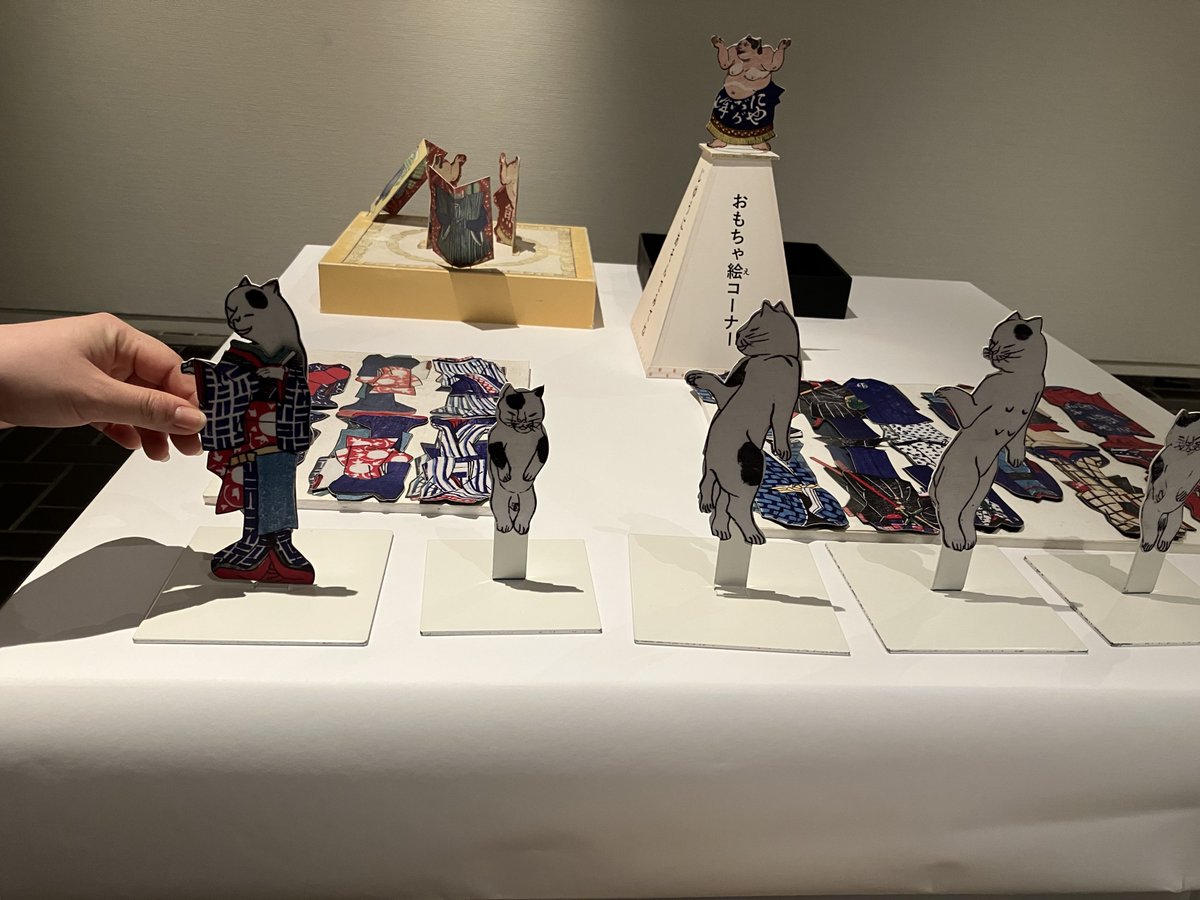 teny_jigyo's tweet photo. #もしも猫展 は展示だけじゃない！
実際に触って遊べるコーナーもあるのです🪄

紙相撲でトントン対決💪
服を着てない猫ちゃんに好きな服を着せたり👘
髪型や小物をカスタマイズしたり👒

2枚目の猫ちゃんは後ろから見ると…！？
それは見てからのお楽しみ🐾

6/2まで開催中😼
https://t.co/1ymTCahxLw https://t.co/HYzEDKg7Sk