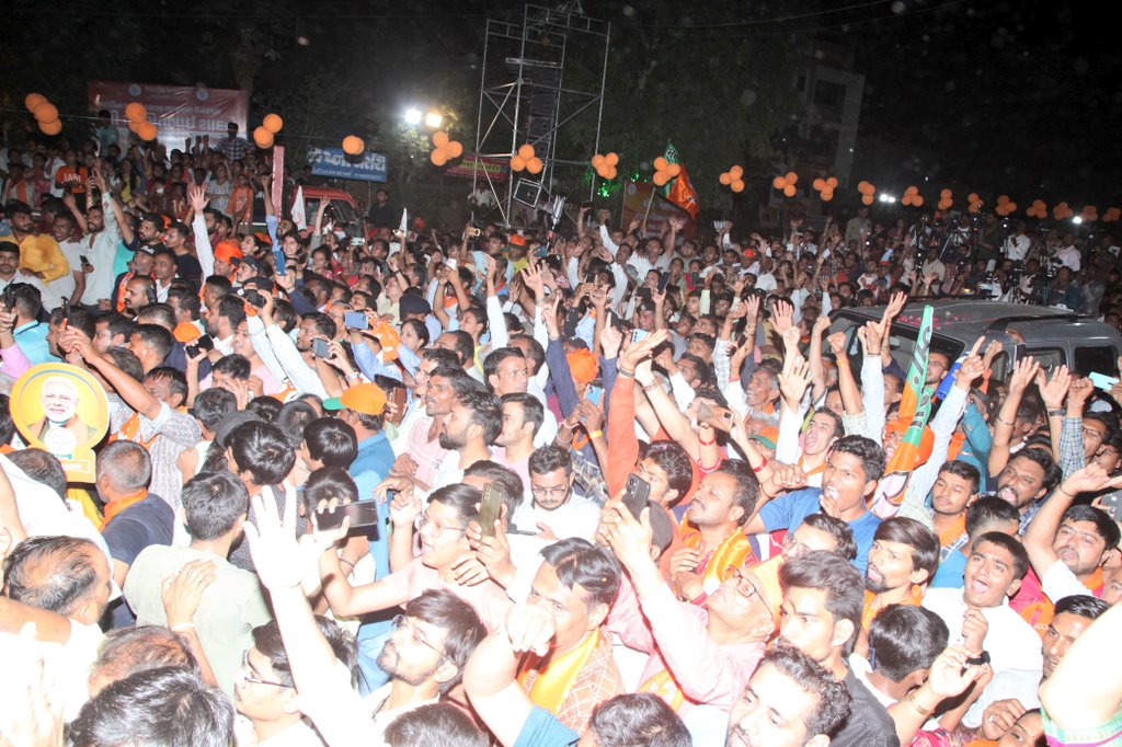 AmitThakerBJP's tweet photo. "સ્નેહ અને અપાર સમર્થન સાથે વેજલપુરના જન આશીર્વાદ.          
    
પ્રધાનમંત્રી શ્રી @narendramodi જીના સક્ષમ નેતૃત્વમાં જન ઉત્થાન અને જન સુરક્ષા સાથેના જન વિકાસની "મોદીજી ની ગેરંટી"નો જન ભરોસો છે. 

ગાંધીનગર લોકસભાના જનપ્રિય ઉમેદવાર અને કેન્દ્રીય ગૃહ-સહકાર મંત્રી તરીકેના કુશળ નેતૃત્વમાં દેશની સુરક્ષાને અભેદ્ય બનાવનાર કેન્દ્રીય ગૃહ-સહકાર મંત્રી શ્રી @AmitShah જીએ યોજાયેલ જનસભામાં સૌ નાગરિકો સાથે સંવાદ કર્યો.

આ અવસરે સૌએ પ્રચંડ વિજયના નિર્ધાર સાથે જન સંકલ્પ કર્યો. #AmitShah4GandhinagarLoksabha
#AbkiBaarPhirModiSarkar #AbkiBar400Paar #ModiKaParivaar #ModiKiGaurantee #ModiAgain2024 #ModiJaruriHai