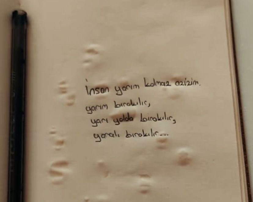 Ben sana hiç veda edemedim,
Hala ellerimde ellerin,
Nefesimde nefesin,
Gülüşümde esaretin.

                                             Lâ mekan Seyyah

Günaydın…