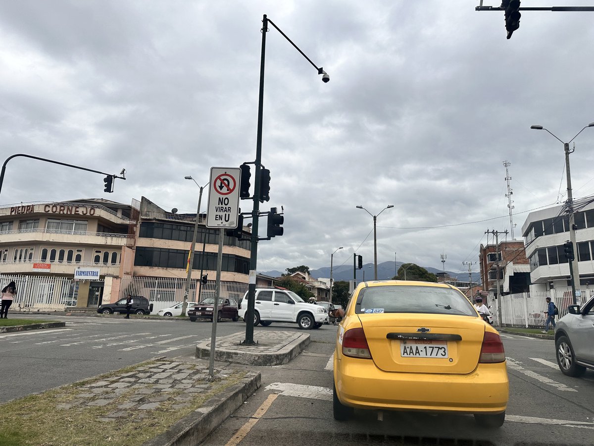 emialeman1's tweet photo. La @emov_ep debería ser un ente crucial en estos momentos que no hay luz, todo el tiempo se ven situaciones como estas en los semáforos. 
@tomebamba https://t.co/Uopq7WSyRv