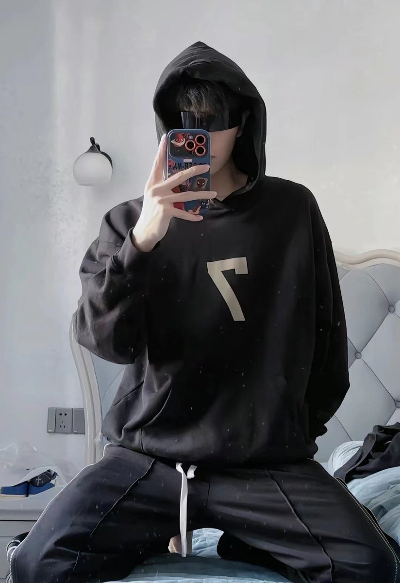 顺着我的腹肌舔下去，最后整个含住