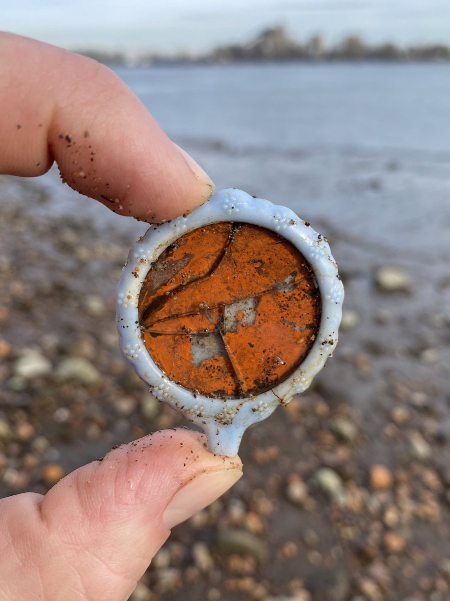 FraserRiverFind's tweet photo. Vintage child’s play set mirror?
#plasticpollution #treasure
#vintage #plasticisforever
#fraserriver https://t.co/QcBiWJqvEr